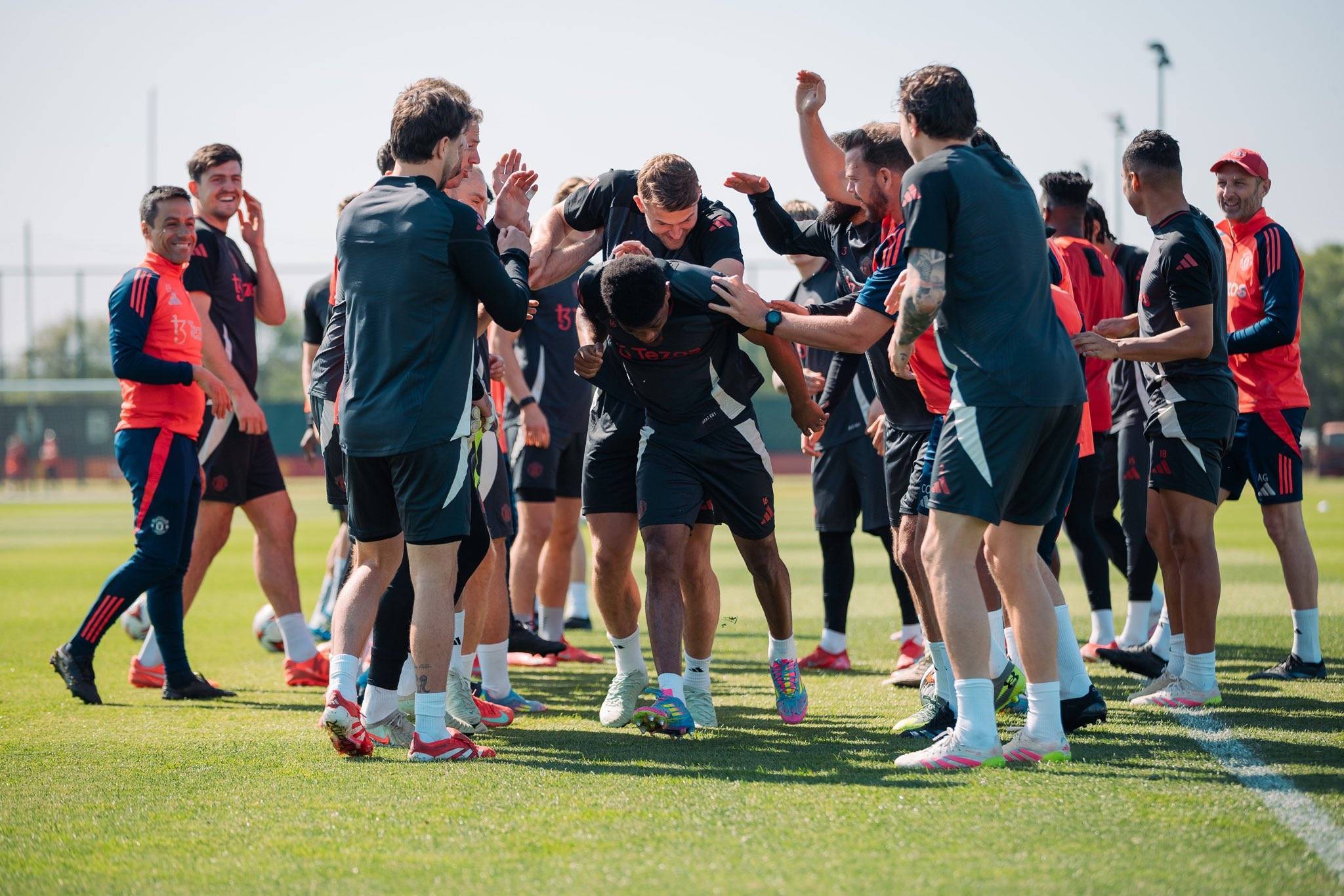 曼联迎两大利好！官方：阿玛德、德里赫特恢复全队合练