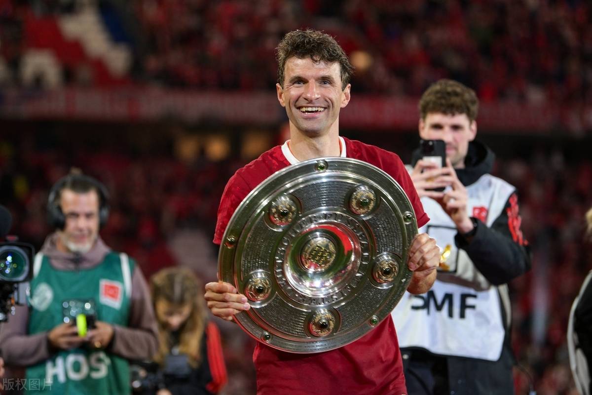 拜仁穆勒、凯恩、戴尔捧起沙拉盘，德甲颁奖热情依旧，啤酒浴更畅快