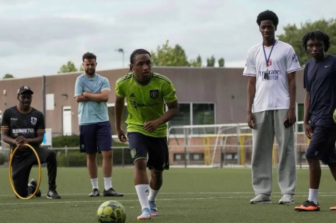 法甲天才前锋穿曼联球衣踢球，标价5000万！曝红魔或免费签英超空霸